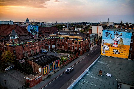 FREIRAUMGALERIE ZEIGT, WIE DURCH EXPERIMENTIERFREUDE, NEUGIER UND MUT ZUM UMDENKEN ZUKUNFTSWEISENDE INNOVATIONEN IM BEREICH STADTENTWICKLUNG, KUNST UND BILDUNG ENTSTEHEN KÖNNEN.