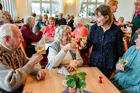 EINER DER HÖHEPUNKTE FÜR DIE SENIOREN IN DER BEGEGNUNGSSTÄTTE: DIE TRADITIONELLEN GEBURTSTAGSFEIERN MIT VIELEN GEBURTSTAGSKINDERN UND GÄSTEN