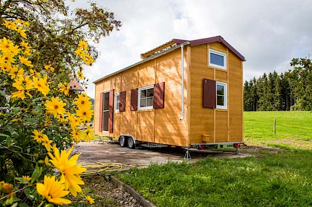 Tiny Houses werden Kleinsthäuser genannt, die auf ­Anhängern gebaut werden mit einer Grundfläche von rund 20 Quadratmetern. Mit ihren maximal  dreieinhalb Tonnen Gewicht sind sie straßentauglich.